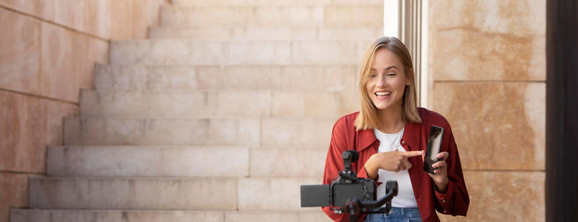 Frau mit Videoequipment