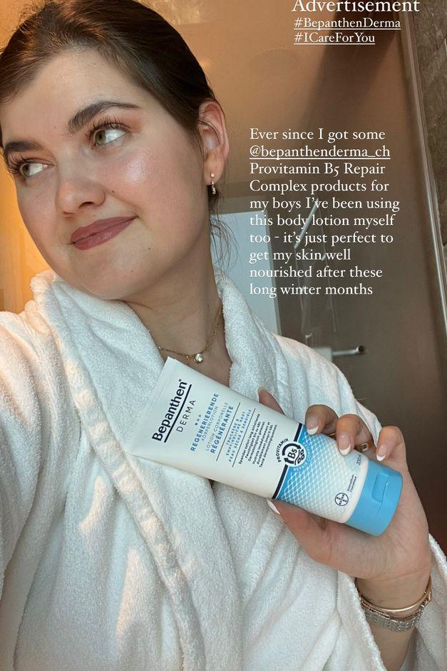 women presenting bepanthen Derma