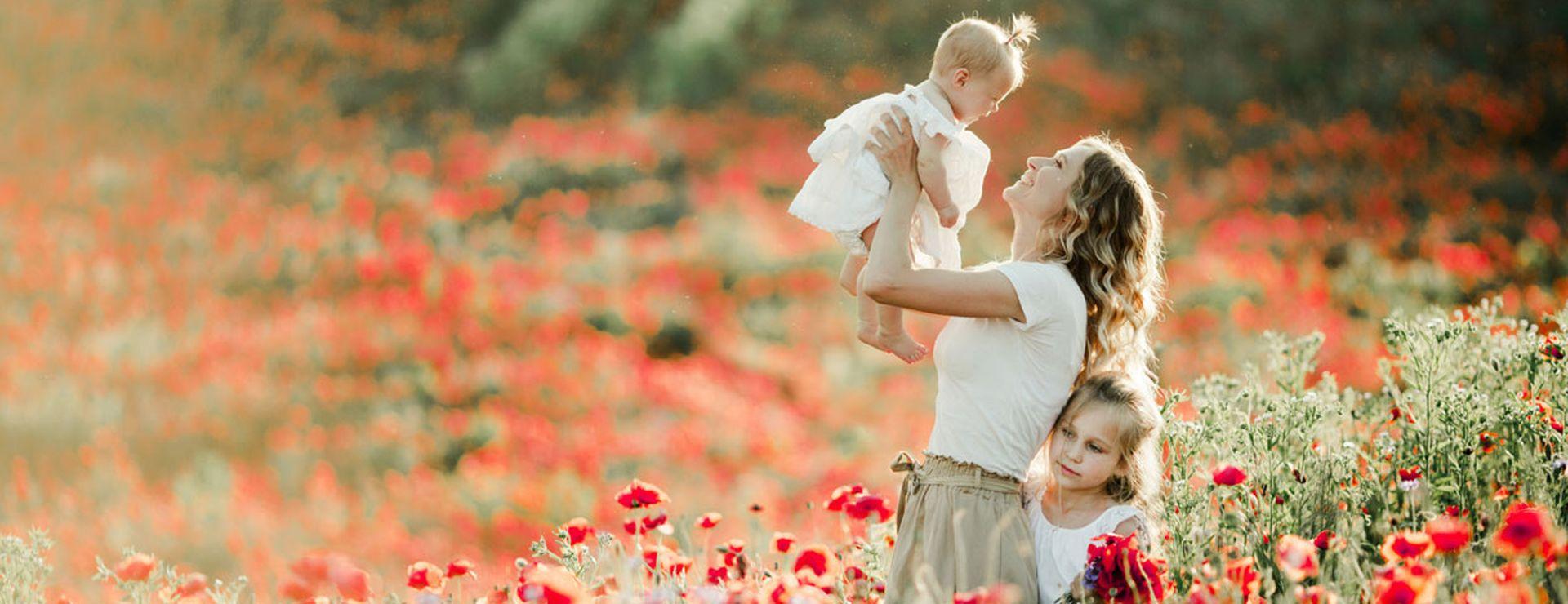 frau mit kinder im feld