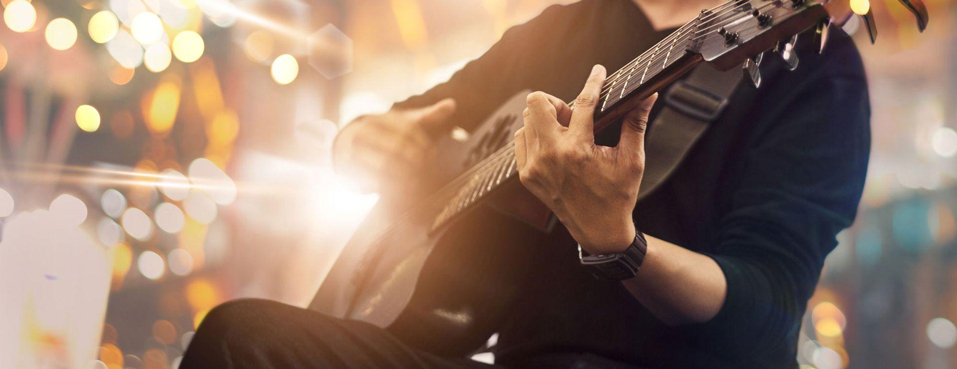 mann mit gitarre