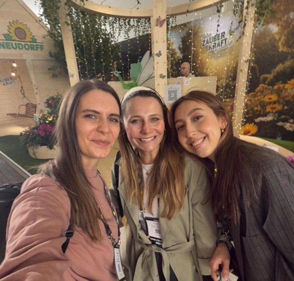 Drei Reachbird Mitarbeiterinnen sind auf dem OMR Festival 2025 in Hamburg