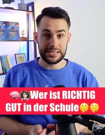 Man in a blue shirt speaks into a microphone, with a red banner reading "Wer ist RICHTIG GUT in der Schule" and emojis.