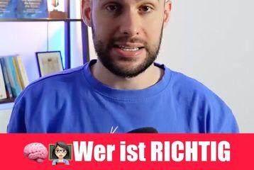 Man in a blue shirt speaks into a microphone, with a red banner reading "Wer ist RICHTIG GUT in der Schule" and emojis.