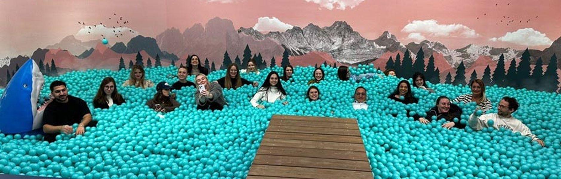 Reachbird Team im Bällemeer bei einem Teamevent in München
