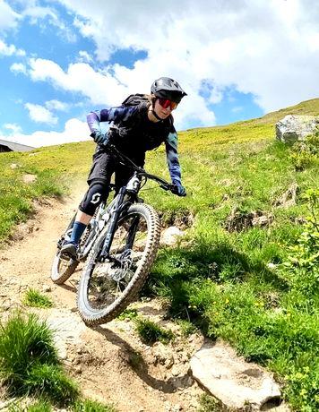 woman on a mountainbike