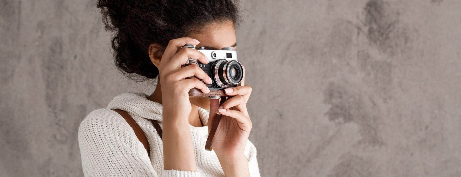 frau mit kamera