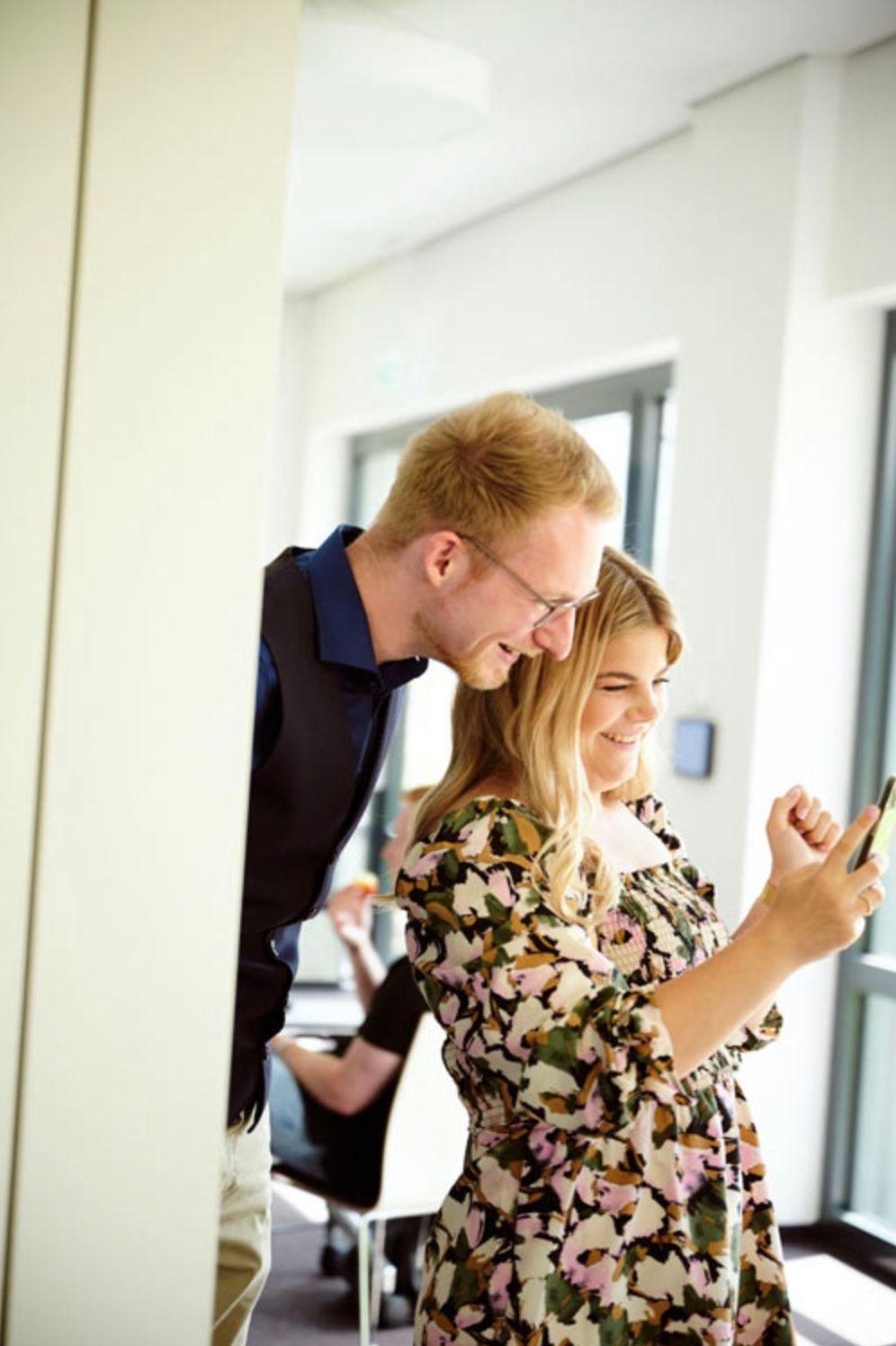 screenshot corporate influencer